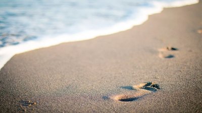 На пляже в США юношу насмерть придавило песком в выкопанной им яме