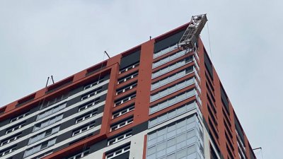 Двое рабочих сорвались с 32-го этажа на стройке