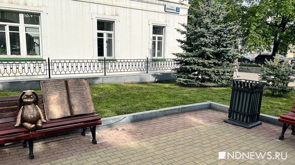 Памятник брошенному зайке пришлось пересадить на другую скамейку: рядом с ним ночевал бездомный (ФОТО)