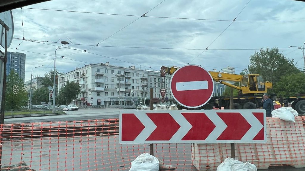 Перекресток у цирка снова перекрыт: ремонтируют трамвайные пути (ФОТО)