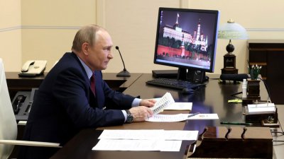 «Хорошо. Обязательно посмотрим»: Путин одобрил идею досрочного выхода на пенсию многодетных отцов