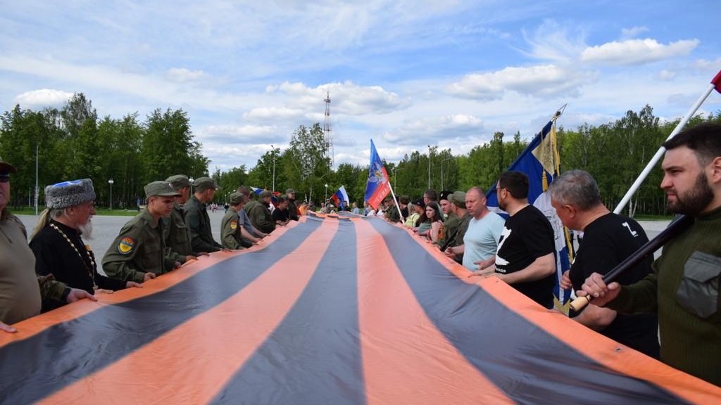 В Сухом Логу прошёл крупный автопробег в честь ветеранов и российских воинов