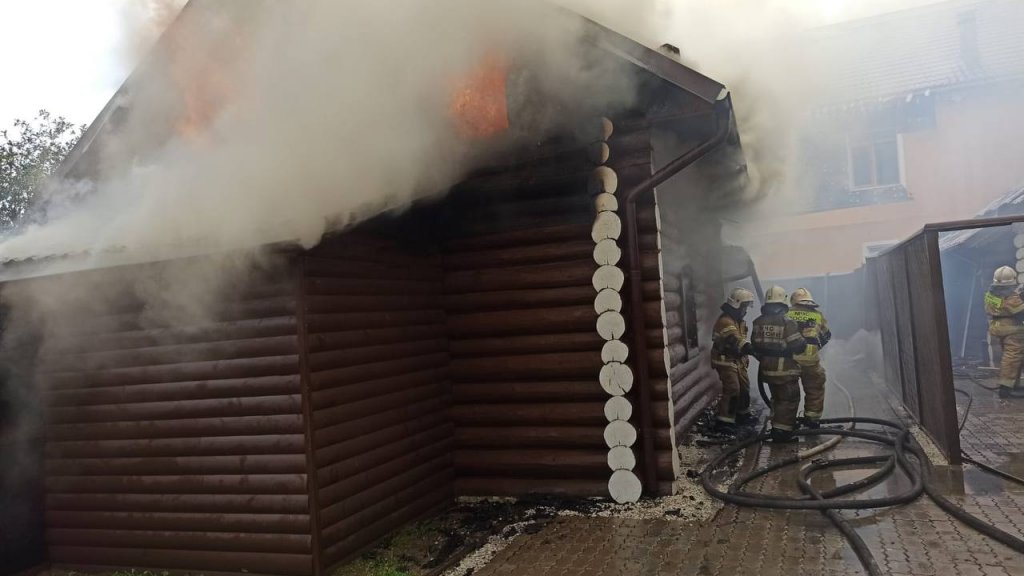На ВИЗе горят две бани. Окружающие дома – под угрозой (ФОТО)