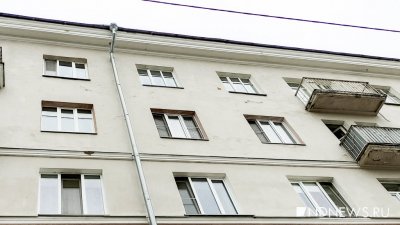 В Екатеринбурге полуторагодовалый ребенок чуть не выпал из окна, пока взрослых не было дома