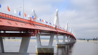 По мосту между Россией и КНР проехали первые грузовики