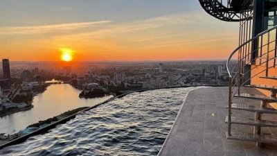 В Екатеринбурге открылся бассейн на крыше небоскреба