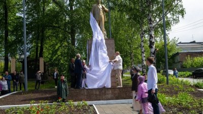 На Урале восстановили памятник Ленину и вскрыли капсулу времени 1970 года (ФОТО)