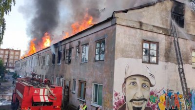 Из горящего барака спасли почти 60 человек (ФОТО)