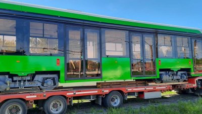 В Челябинск доставили первый низкопольный трамвай из новой партии