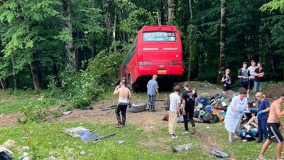 Автобус с туристами на Кубани слетел с трассы и врезался в дерево