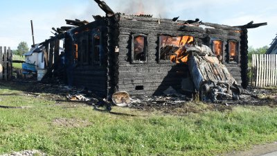 На Урале после ДТП загорелся жилой дом