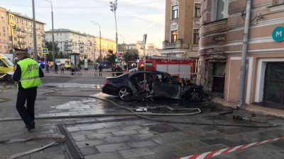 Ехали с дня рождения: Mersedes врезался в дом в центре Москвы, двое сгорели заживо (ВИДЕО)