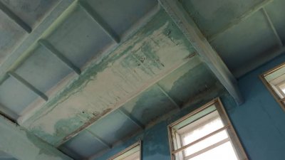 Директора школы в Челябинской области наказали за протекающую крышу