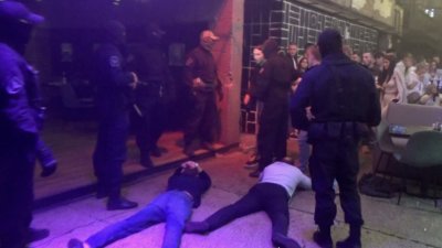Полиция устроила облаву в баре в центре Екатеринбурга (ФОТО)