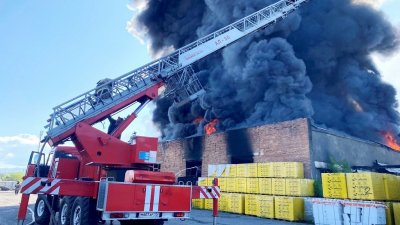 В Кызыле более трех часов тушили большой пожар на складе