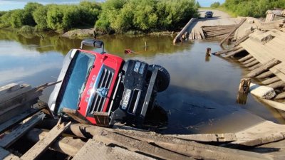 На Урале грузовик снес мост и упал в реку (ФОТО)