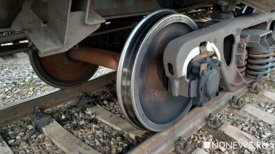 В Казахстане поезд столкнулся с автовозом