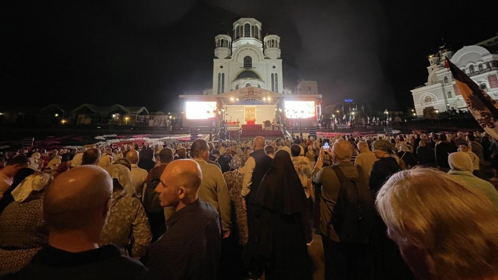 Тысячи верующих пришли к Храму-на-крови в ночь памяти Романовых (ФОТО)