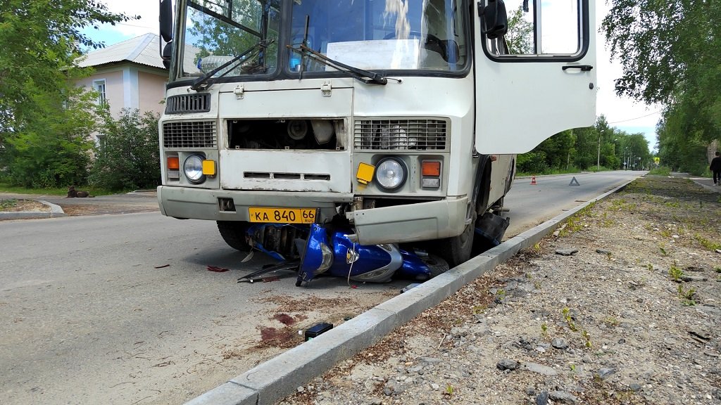 Пара подростков на скутере врезалась в автобус (ФОТО)