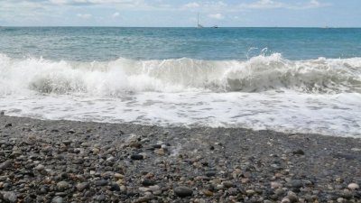 Штормит: пляжи Сочи закрылись