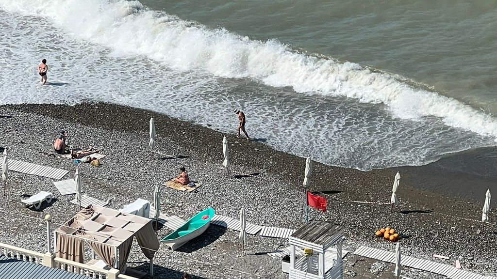 В Сочи отдыхающих снова застали за сексом на пляже