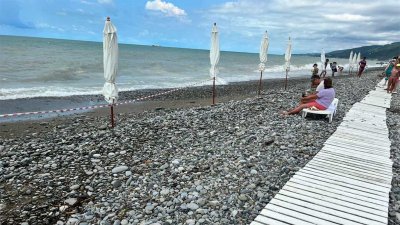 Мусор и грязная вода: пляжи Сочи закрыты второй день из-за шторма (ФОТО)