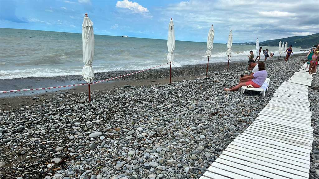 Мусор и грязная вода: пляжи Сочи закрыты второй день из-за шторма (ФОТО)