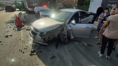В Екатеринбурге автомобиль провалился в яму: три человека пострадали