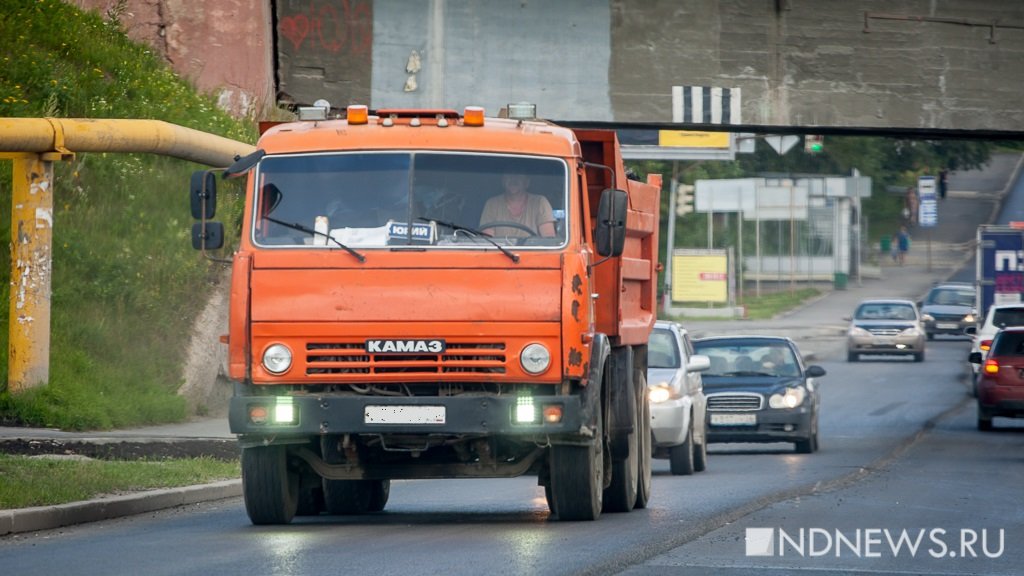 В Красноярске грузовик перевернулся и повредил более 10 машин