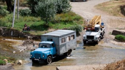 Жители крымского села вынуждены добираться до дома вплавь