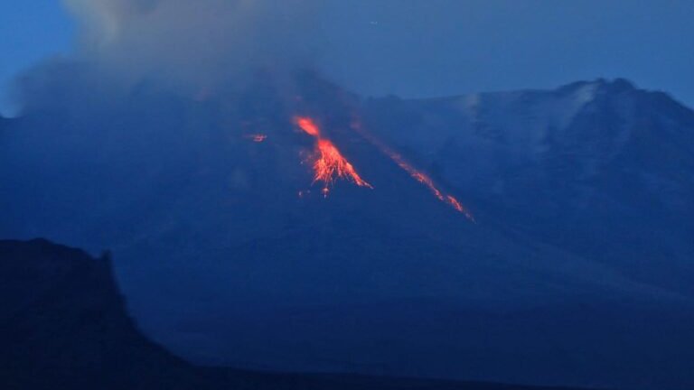 Камчатский вулкан Шевелуч выбросил столб пепла вдвое больше собственной высоты