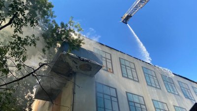 В центре Екатеринбурга загорелось заброшенное здание