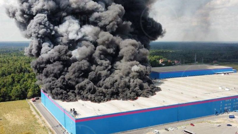 Склад интернет-магазина Ozon горит в Подмосковье