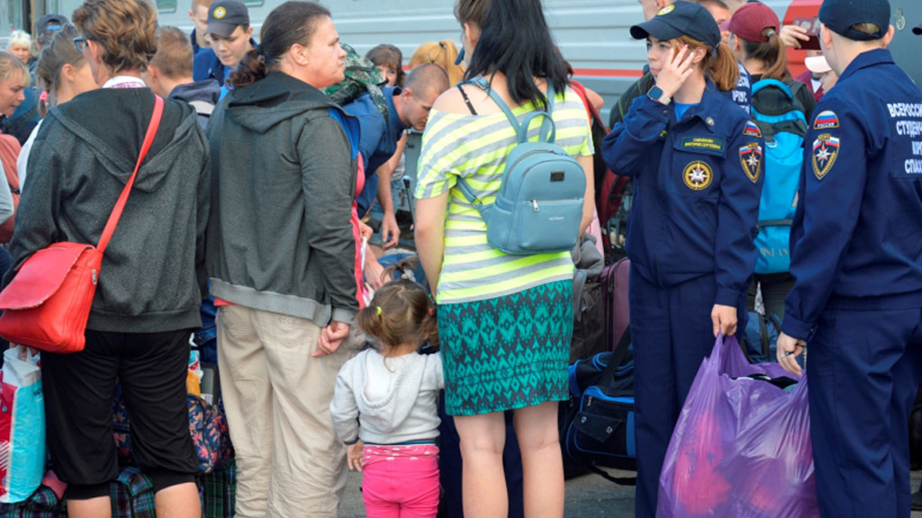 Беженцев из ДНР и ЛНР в Екатеринбурге встретила полиция (ФОТО)