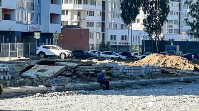 В Краснолесье водители угодили в ловушку строителей: выехать с парковки невозможно (ФОТО)