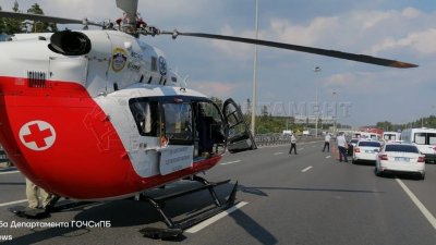 Для помощи пострадавшему в столкновении микроавтобуса с грузовиком на юге Москвы привлекли вертолет