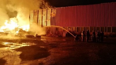 В Екатеринбурге потушили крупный пожар в автосалоне. Спасены 37 автомобилей (ФОТО)