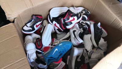 В Челябинской области таможенники остановили фуру с пятью тысячами пар обуви