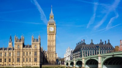 В британском парламенте призвали запретить эковандалов, обливающих краской картины в музеях