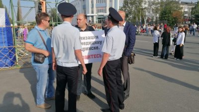 В Шадринске депутата, вышедшего на пикет против оптимизации больниц, 2,5 часа держали в полиции