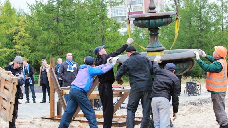 Власти Надымского района не смогли назвать причину сноса фонтана, которым гордился экс-глава Шегуров