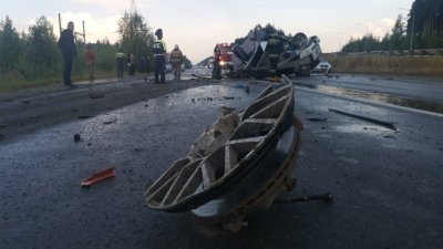 Водитель «Кадиллака» погиб при столкновении с грузовиком (ФОТО)