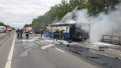 Пассажирский автобус сгорел в Москве после столкновения с грузовиком