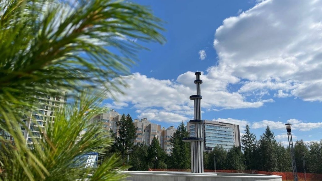 В Новом Уренгое запустили фонтан, отремонтированный за десятки миллионов рублей