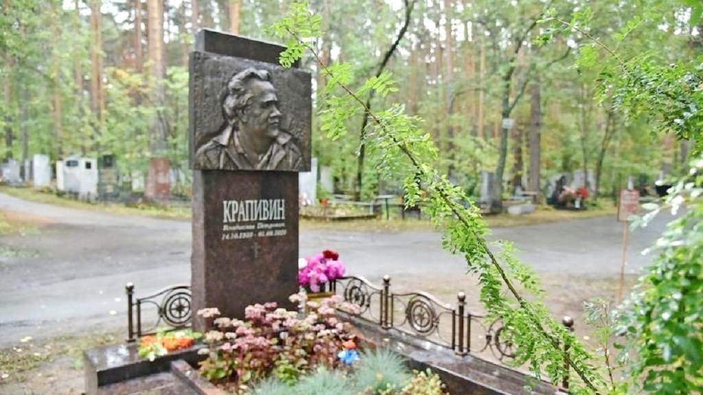 На Широкореченском кладбище появился памятник Владиславу Крапивину (ФОТО)