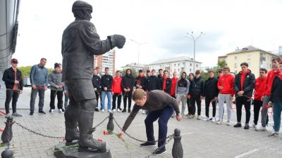 В Екатеринбурге возложили цветы к памятнику погибшим хоккеистам «Локомотива» (ФОТО)