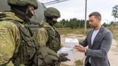 Екатеринбургский депутат отправил носилки для военнослужащих (ФОТО)