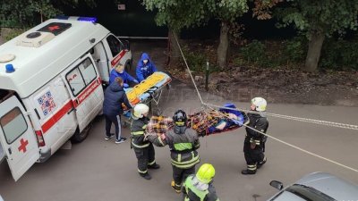 Женщина выпала в Москве с шестого этажа