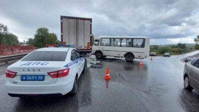 В Полевском грузовик врезался в автобус: есть пострадавшие (ФОТО)