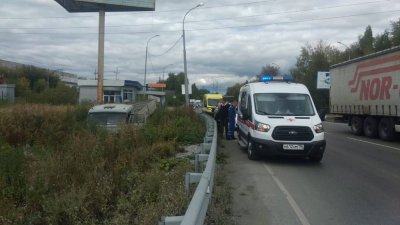 В Екатеринбурге КамАЗ съехал в кювет, водитель скончался (ФОТО)